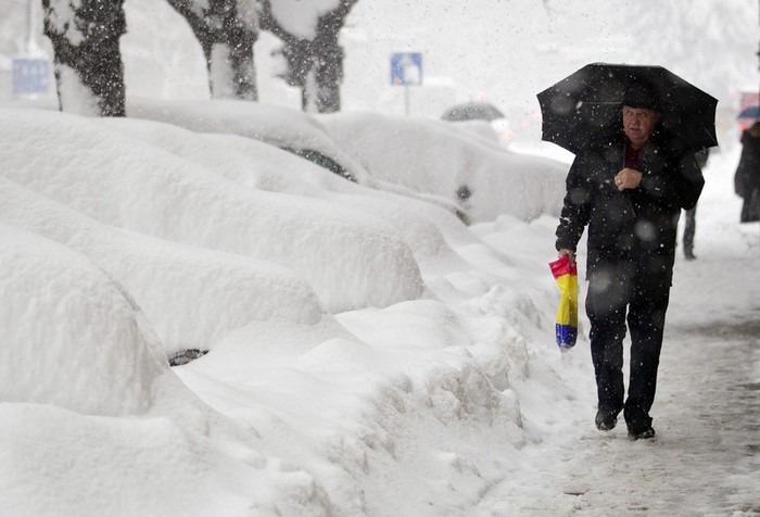 Photo prise à Zagreb, en Croatie. Les voitures sont recouvertes de neige.