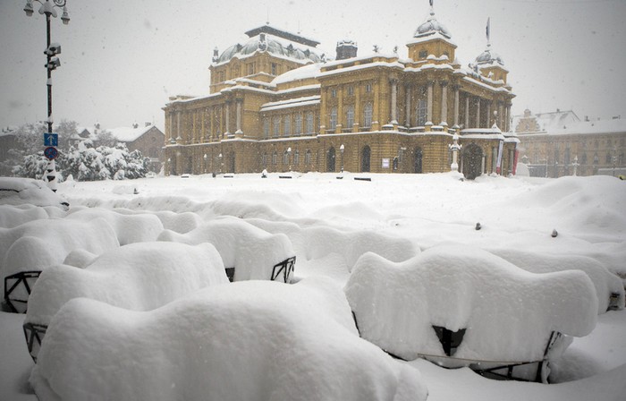 Photo prise à Zagreb devant l'Opéra national de Croatie. Les chaises sont recouvertes de neige.