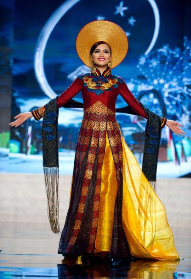 Les candidates de Miss Univers présentent des robes folkloriques (14)