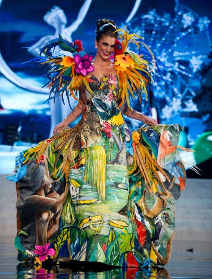 Les candidates de Miss Univers présentent des robes folkloriques (11)