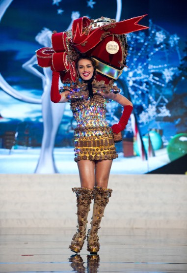 Les candidates de Miss Univers présentent des robes folkloriques (3)