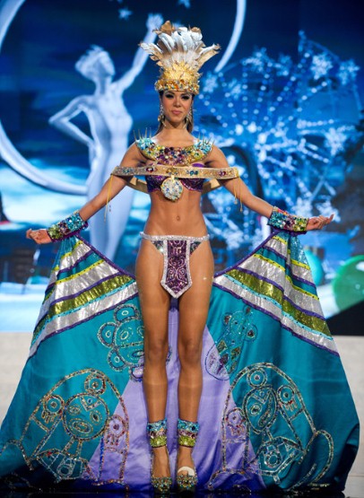 Les candidates de Miss Univers présentent des robes folkloriques