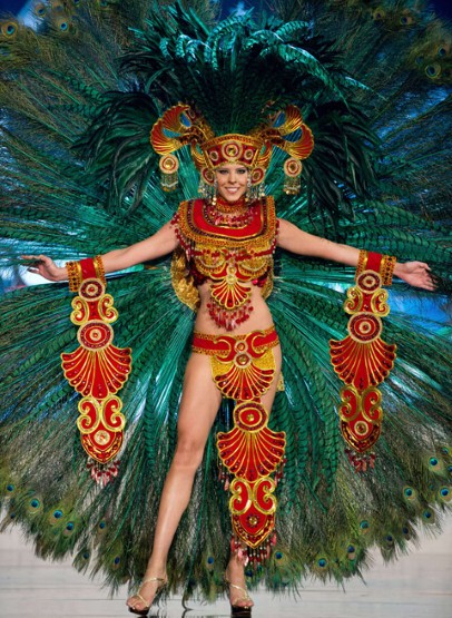 Les candidates de Miss Univers présentent des robes folkloriques (9)