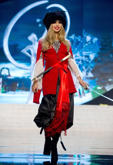 Les candidates de Miss Univers présentent des robes folkloriques (4)