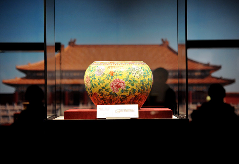 Le 15 janvier, un pot jaune orné de pivoines et de feuilles vertes issu de la collection de la famille impériale de la dynastie des Qing exposé au musée de la Capitale.