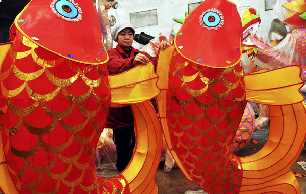 Un ouvrier construit une lanterne dans une usine de lanternes de Zhoucun, dans le District de Zibo, dans la Province du Shandong, dans l'Est de la Chine, le 14 janvier 2013. A l’approche de cette fête traditionnelle chinoise, les usines de lanternes ici sont entrées dans une période de production chargée.