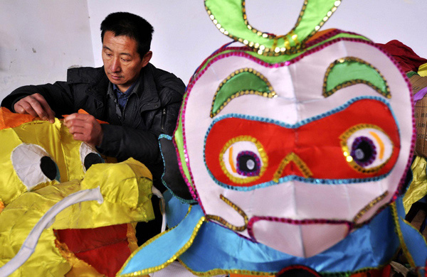 Un ouvrier construit une lanterne dans une usine de lanternes de Zhoucun, dans le District de Zibo, dans la Province du Shandong, dans l'Est de la Chine, le 14 janvier 2013. A l’approche de cette fête traditionnelle chinoise, les usines de lanternes ici sont entrées dans une période de production chargée.