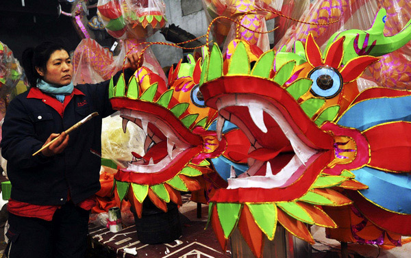 Un ouvrier décore une lanterne dans une usine de lanternes de Zhoucun, dans le District de Zibo, dans la Province du Shandong, dans l'Est de la Chine, le 14 janvier 2013. A l’approche de cette fête traditionnelle chinoise, les usines de lanternes ici sont entrées dans une période de production chargée.