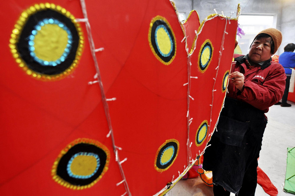 Un ouvrier construit une lanterne dans une usine de lanternes de Zhoucun, dans le District de Zibo, dans la Province du Shandong, dans l'Est de la Chine, le 14 janvier 2013. A l’approche de cette fête traditionnelle chinoise, les usines de lanternes ici sont entrées dans une période de production chargée.