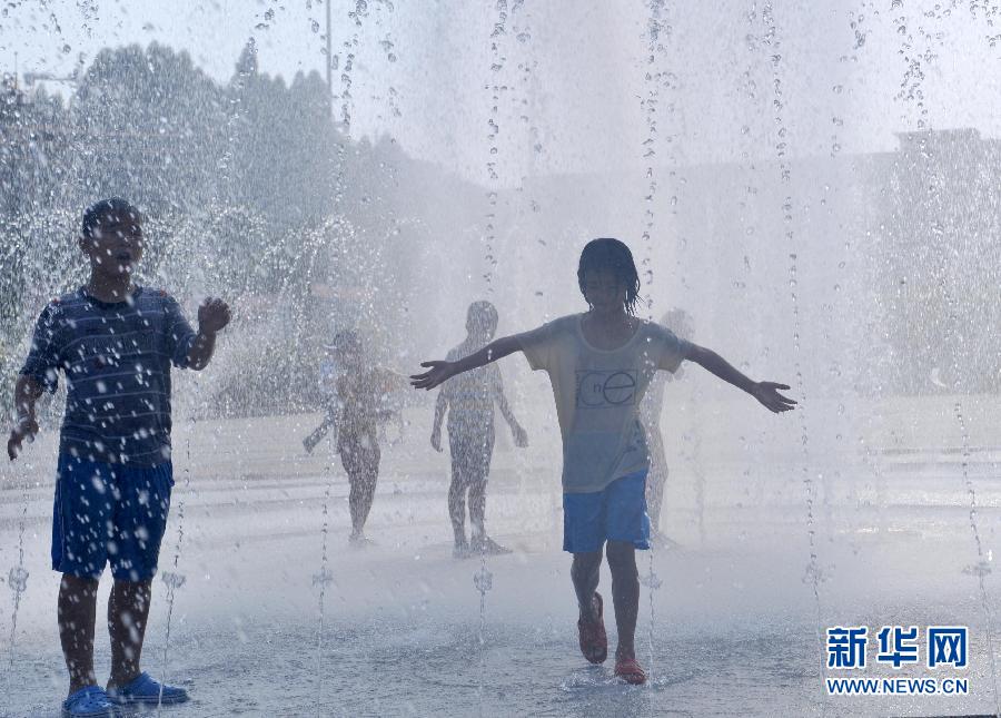 La vague de chaleur historique. Une vague de chaleur sans précédent a frappé plusieurs provinces dans le sud du pays, dont le Yunnan, le Guizhou et le Sichuan.