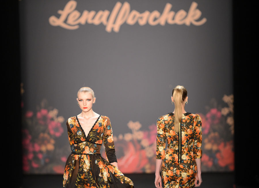 Mardi 15 janvier, à l'occasion de l'ouverture de la semaine de la mode dans la capitale allemande, des mannequins présentent les créations de l'autrichienne Lena Hoschek. (Photo: Xinhua/Ma Ning)