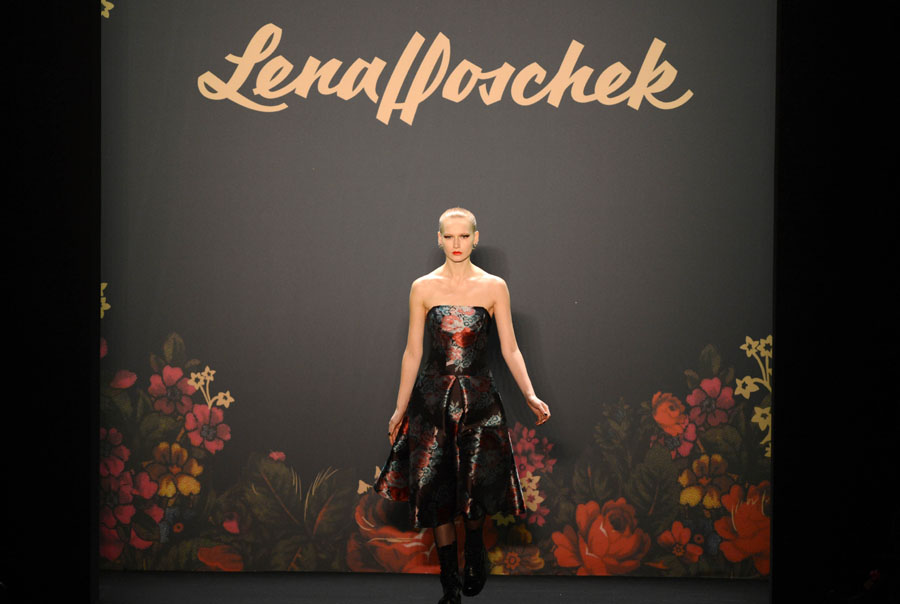 Mardi 15 janvier, à l'occasion de l'ouverture de la semaine de la mode dans la capitale allemande, un mannequin présente les créations de l'autrichienne Lena Hoschek. (Photo: Xinhua/Ma Ning)