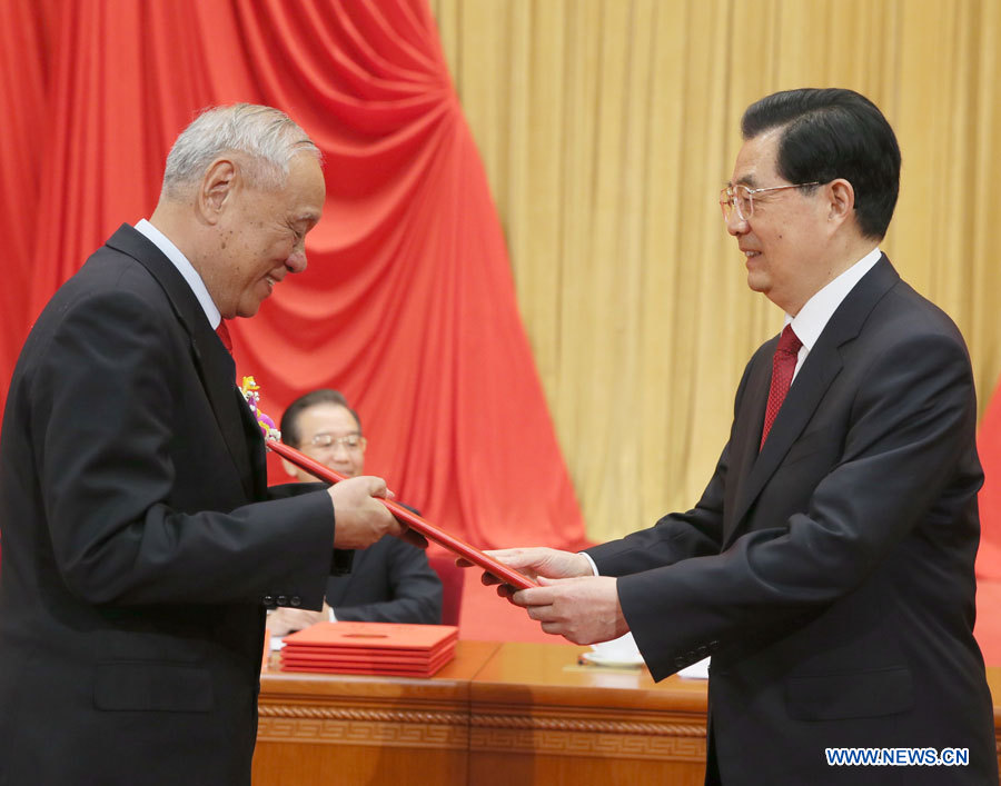 Wang Xiaomo (G), âgé de 74 ans, est membre de l'Académie de l'Ingénierie de Chine. Il a consacré ces 30 dernières années à la recherche et à la conception de radars, et est considéré comme le "père" des systèmes aéroportés d'alerte et de contrôle en Chine.