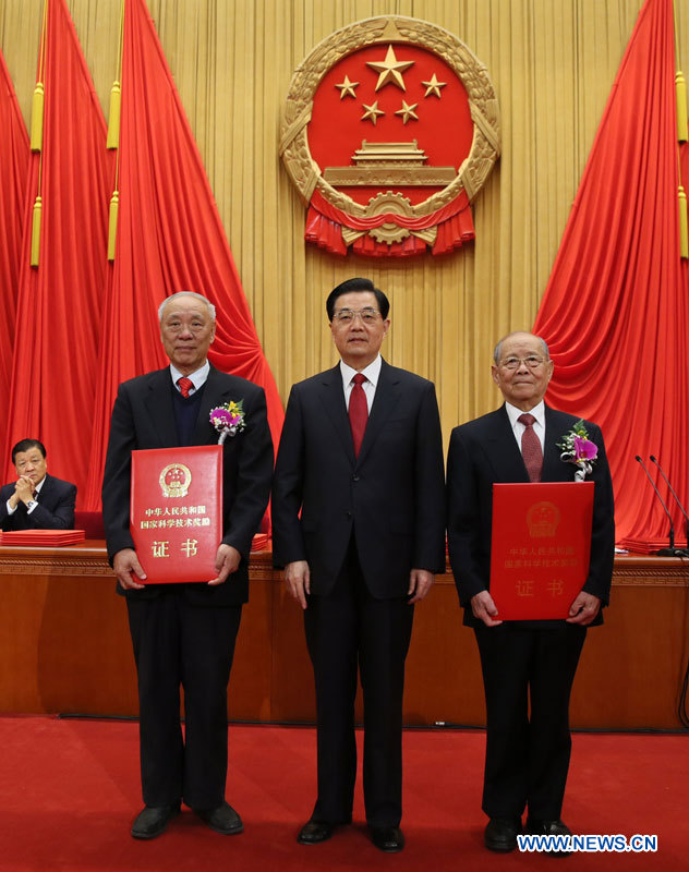 L'ingénieur radar Wang Xiaomo, le président chinois Hu Jintao et l'expert en explosion Zheng Zhemin (de gauche à droite)