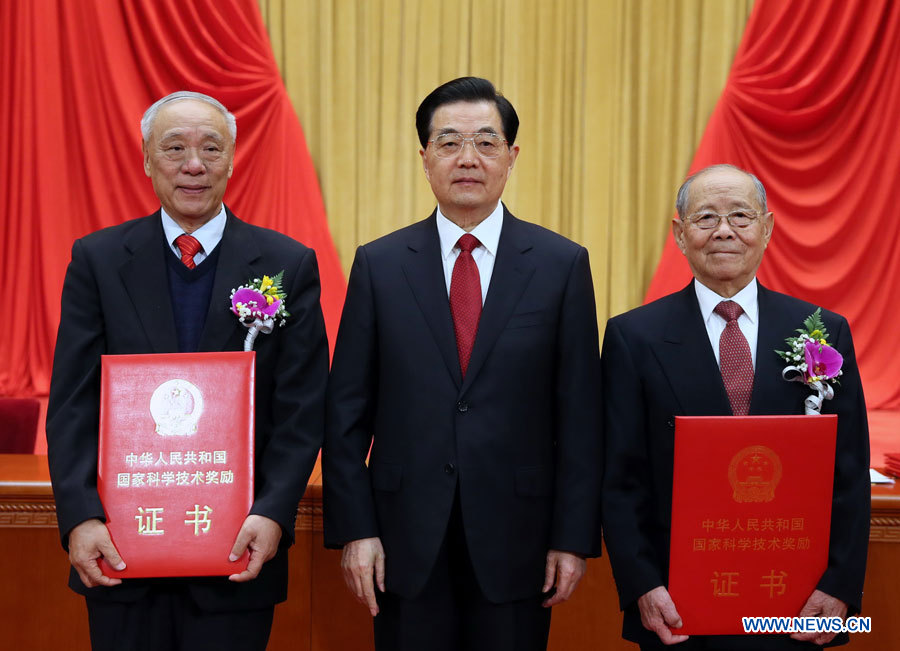 L'ingénieur radar Wang Xiaomo, le président chinois Hu Jintao et l'expert en explosion Zheng Zhemin (de gauche à droite)