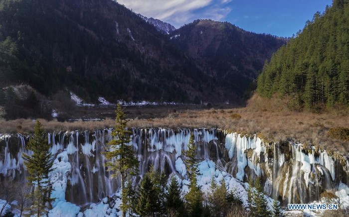 Photo prise le 19 janvier 2013 montrant de beaux paysages de l'hiver dans la vallée de Jiuzhaigou, dans la province du Sichuan (sud-ouest de la Chine)