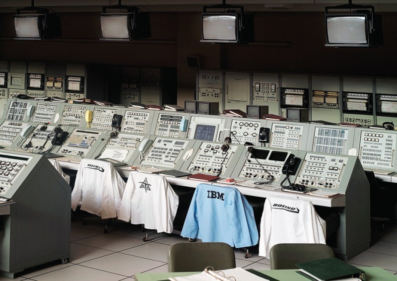 Le centre de contrôle de tir lors du lancement d'Apollo au Centre spatial Kennedy