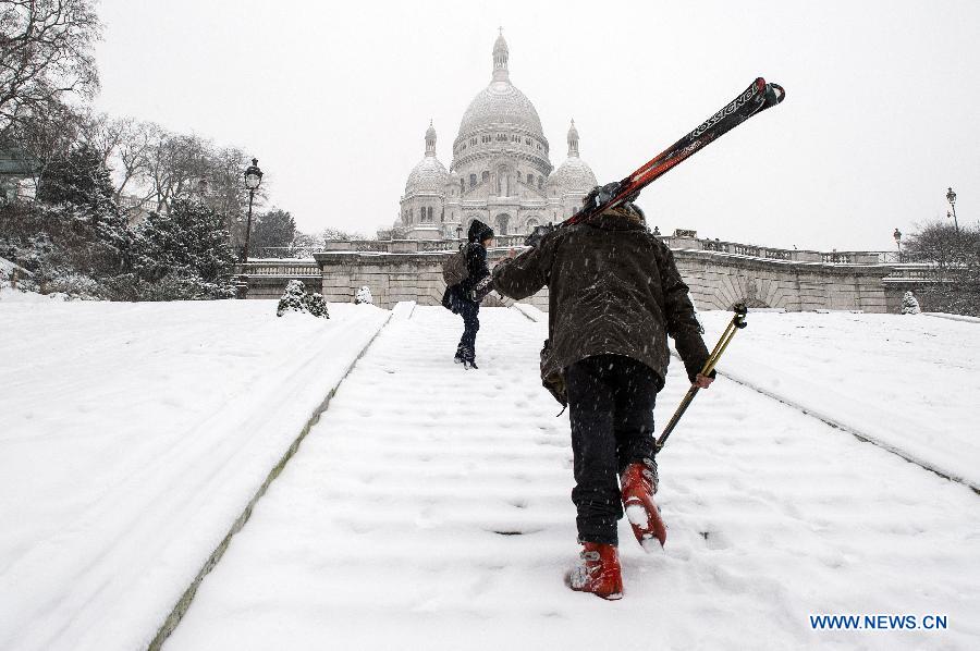 Les gens ont profité de l'occasion pour sortir les skis de fond et s'offrir une expérience spéciale de ski à Paris. La capitale est intégralement recouverte par un manteau neigeux depuis vendredi dernier.