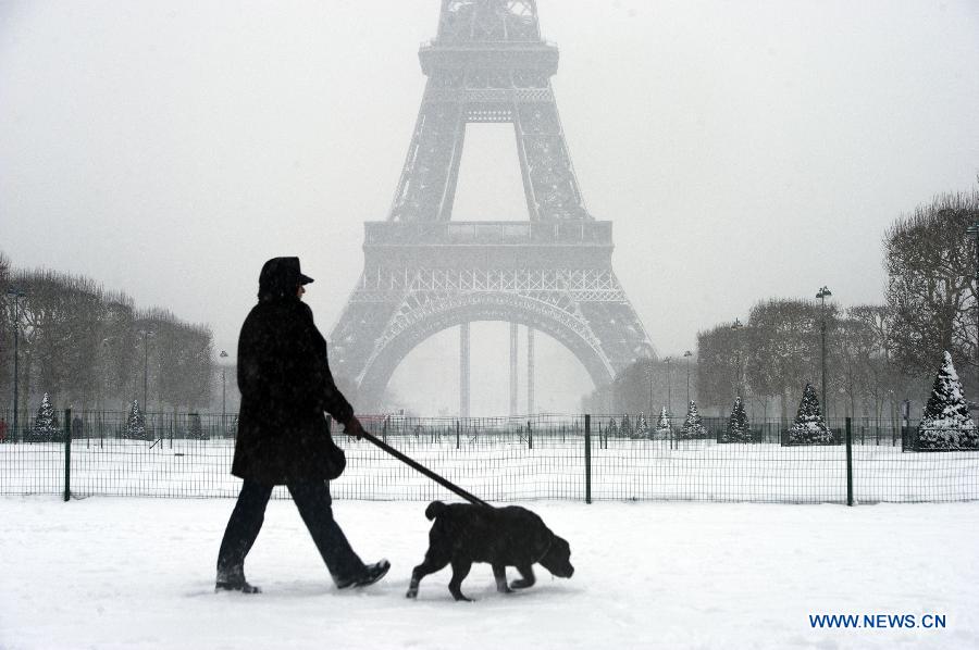 Photo prise le 20 janvier montrant la Tour Eiffel sous la neige à Paris.