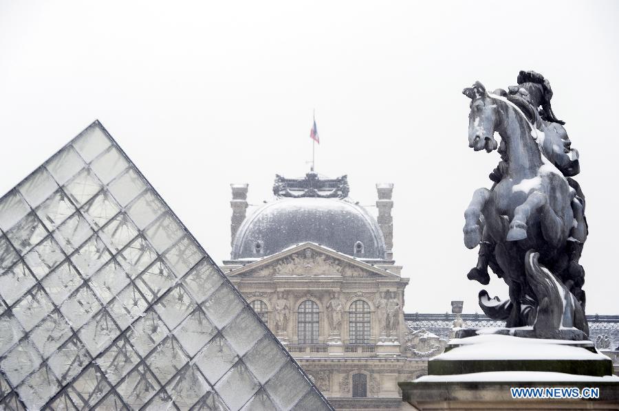 Photo prise le 20 janvier montrant la Musée de Louvre sous la neige à Paris.
