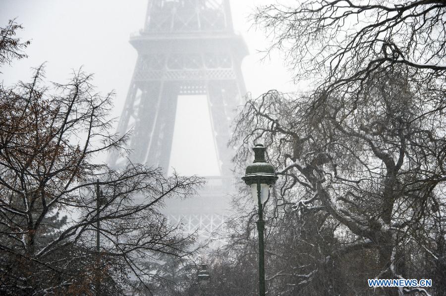 Photo prise le 20 janvier montrant la Tour Eiffel sous la neige à Paris.