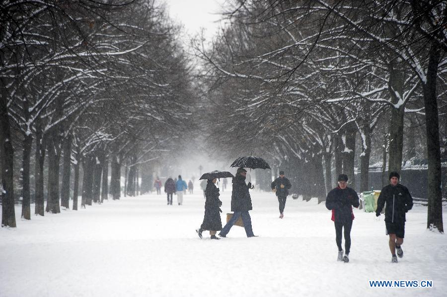 Photo prise le 20 janvier montrant des gens qui marchent sur les routes recouvertes de neige à Paris. 