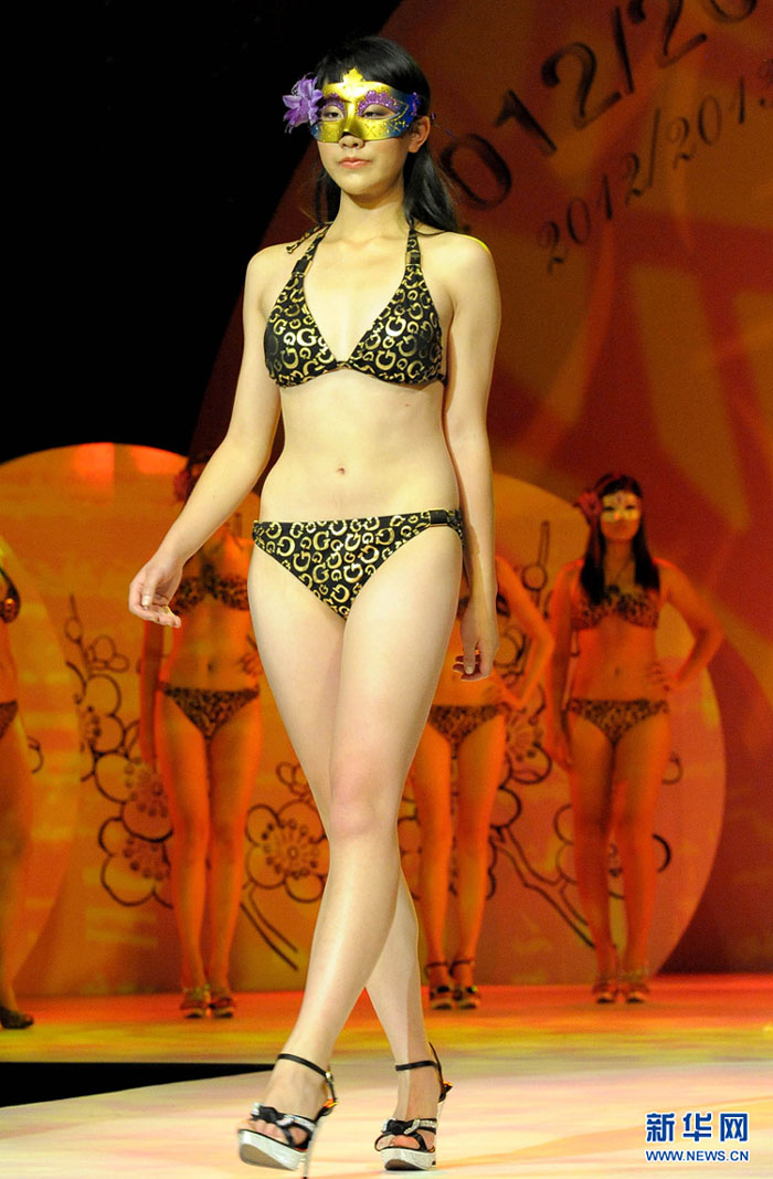 Les finalistes du concours de beauté Miss chinoise Afrique participent à un défilé en bikini, le 19 janvier 2013, à Johannesbourg en Afrique du Sud. (Xinhua/Li Qihua)