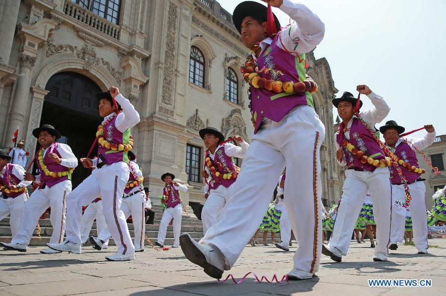 Des habitants en participe à la parade du Carnaval international de Tacna sur la place du Palais du gouvernement à Lima, la capitale du Pérou, le 19 janvier 2013. (Xinhua/ANDINA)
