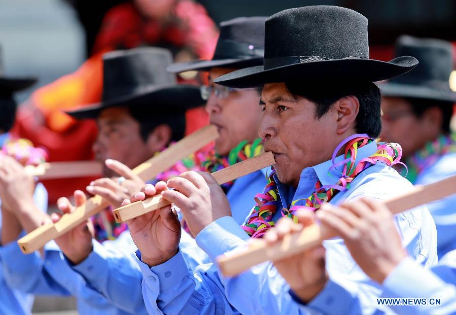 Des habitants participent à la parade du Carnaval international de Tacna sur la place du Palais du gouvernement à Lima, la capitale du Pérou, le 19 janvier 2013. (Xinhua/ANDINA)