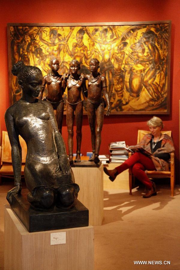 Une visiteuse lisant une brochure lors du 58e Salon des Antiquités et des Beaux-arts (BRAFA) qui s'est ouvert le 19 janvier 2013 à Bruxelles, capitale belge. (Xinhua/Wang Xiaojun)
