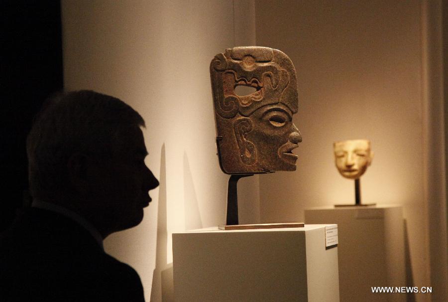 Un visiteur du 58e Salon des Antiquités et des Beaux-arts (BRAFA), qui s'est ouvert le 19 janvier 2013 à Bruxelles, la capitale belge. (Xinhua/Wang Xiaojun)