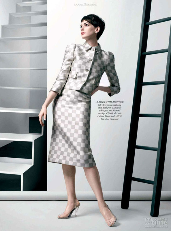 Anne Hathaway pose pour Harper's Bazaar UK  (5)