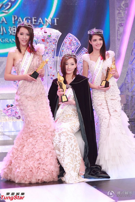 Le 21 janvier 2013 à Hong Kong, la candidate hongkongaise Amy Chen (Chen Yanrong, au milieu) a été couronnée Miss Asia, suivie par ses dauphines, sa compatriote Annie Qi (Qi Zhenchen, à gauche) et l'Indienne Svetlana Gulakova (à droite). (Xinhua/Lv Xiaowei)