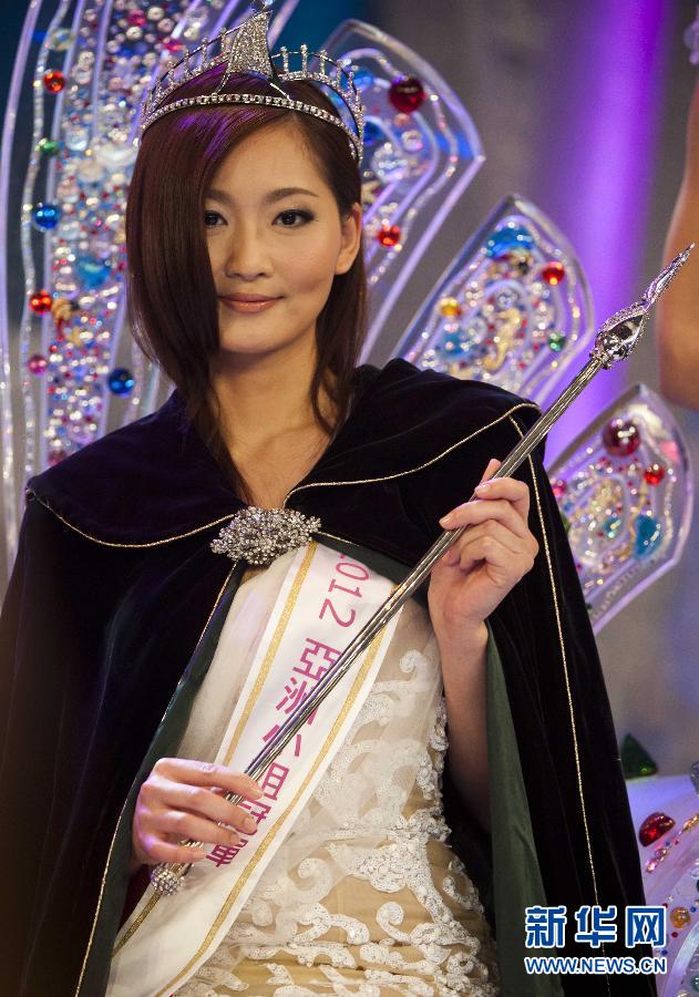 La candidate hongkongaise Amy Chen (Chen Yanrong, au milieu) a été couronnée Miss Asia, le 21 janiver 2013 à Hong Kong.