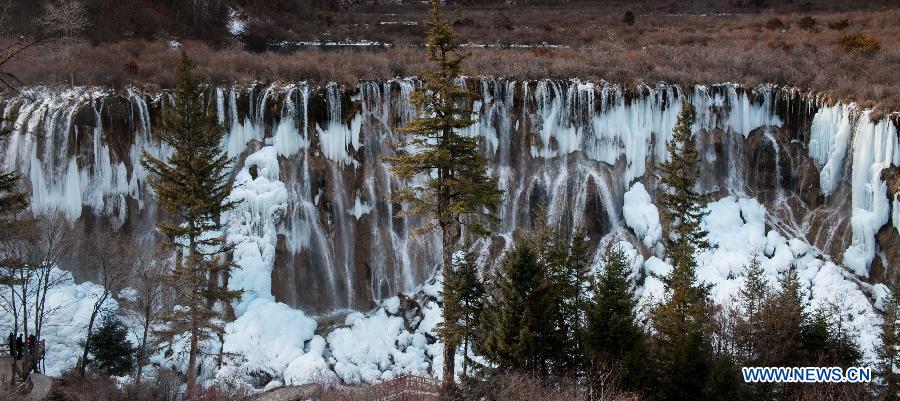 Photo prise le 19 janvier 2013 montrant de beaux paysages de l'hiver dans la vallée de Jiuzhaigou, dans la province du Sichuan (sud-ouest de la Chine)