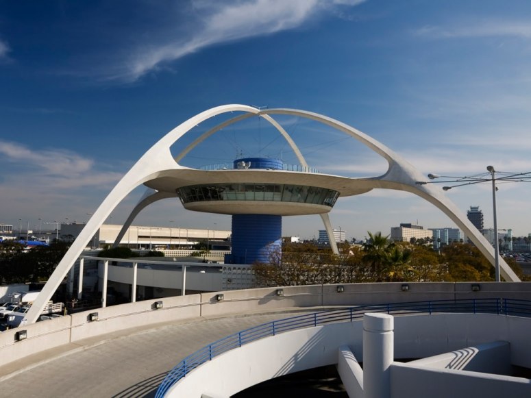 Le bâtiment construit au thème de 1961 à l'aéroport international de Los Angeles.