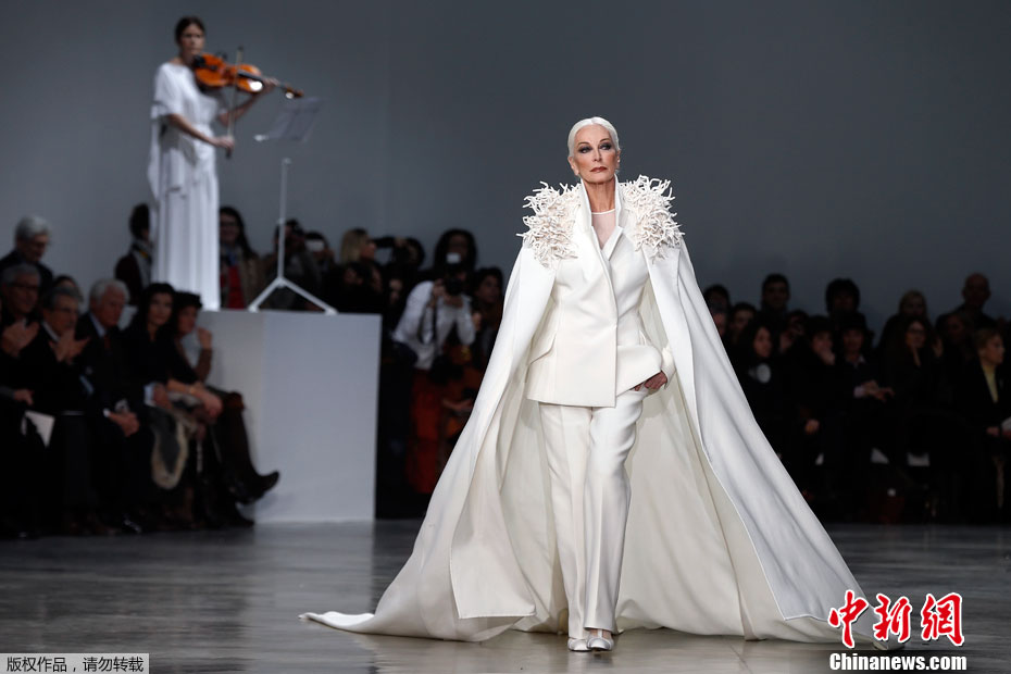 Carmen Dell' Orefice, le mannequin le plus âgé de la semaine de la mode de Paris