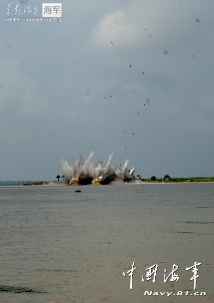 Exercices militaires : ravage d'un port par des bombardiers H-6 (4)