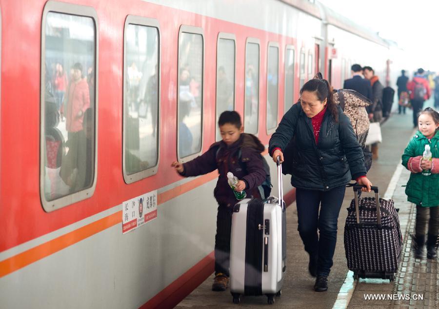 Le 24 janvier 2013, des passagers attendent sur le quai de la gare du nord de Chongqing,. La Fête du Printemps s'approchant à grand pas, de plus en de Chinois se mettent en route pour rentrer chez eux. (Xinhua/Liu Chan)