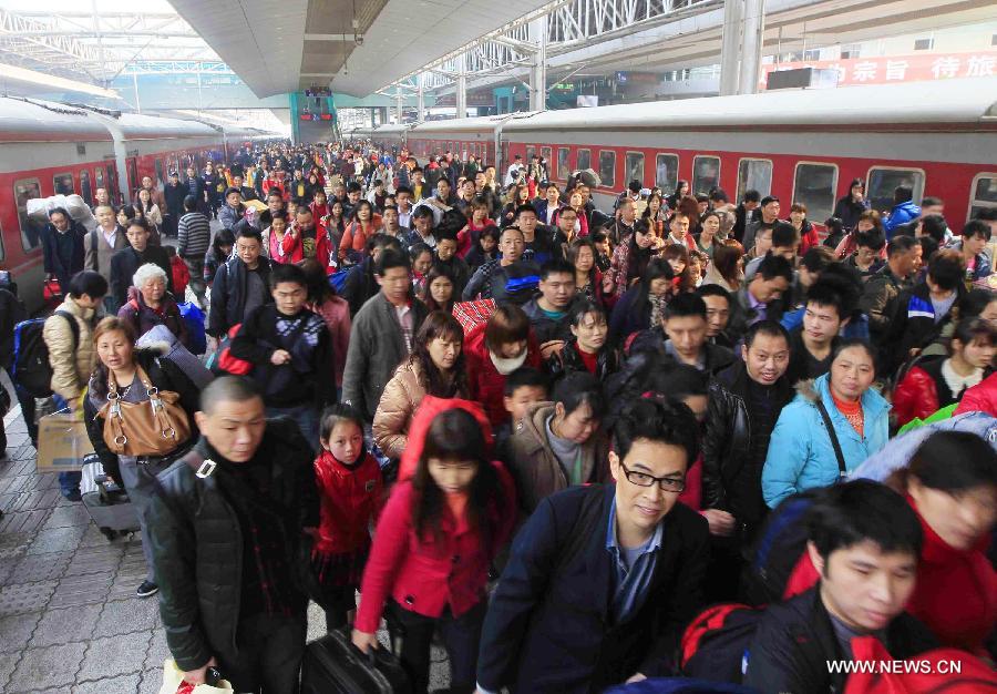 Le 24 janvier 2013, des passagers attendent sur le quai de la gare du nord de Chongqing. La Fête du Printemps s'approchant à grand pas, de plus en de Chinois se mettent en route pour rentrer chez eux. (Xinhua/Liu Chan)