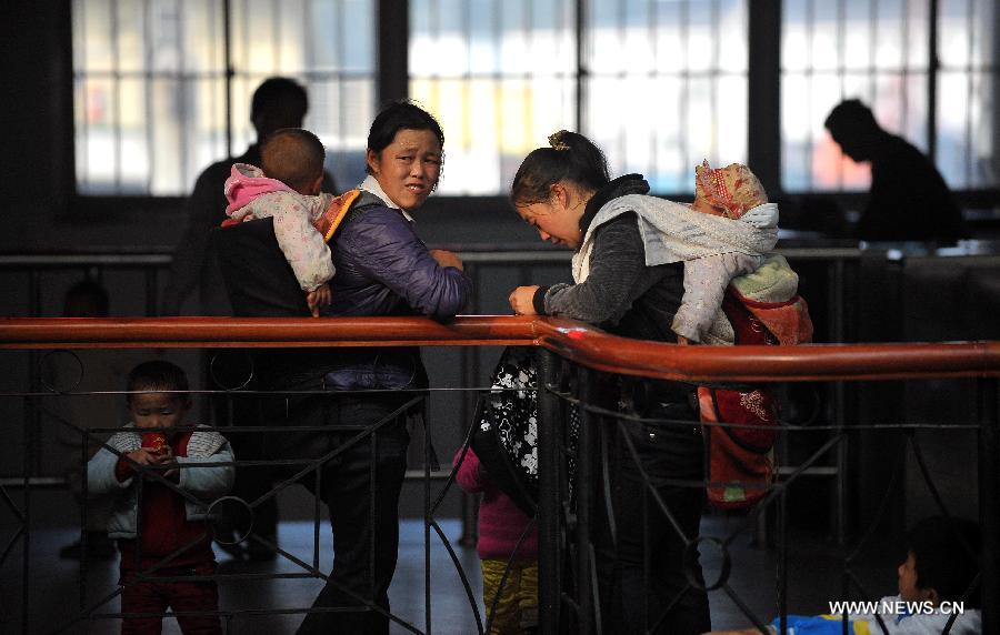 Le 24 janvier 2013, dans le port de Xiuying à Haikou, la capitale de la province chinoise de Hainan, de nombreux passagers prêts à s'embarquer sur un bateau pour rentrer chez eux. Ces derniers jours, à l'approche de la Fête du Printemps, la ville a connu ces derniers jours des pics de fréquentation dans les transports. (Xinhua/Guo Cheng)