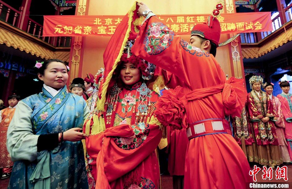 Le 23 janvier 2013 dans le jardin Daguanyuan (Jardin du Pavillon rouge) à Beijing, des acteurs en costumes traditionnels chinois répètent la fameuse pièce du mariage de Jia Baoyu, l'un des personnages principaux du roman classique chinois Le Rêve du Pavillon rouge écrit par l'écrivain Cao Xueqin (17l5-l763) de la dynastie des Qing. (Photo: CNS/Lu Xin)