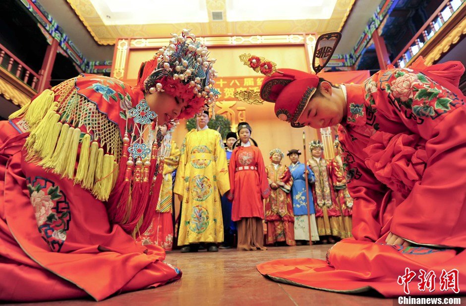 Le 23 janvier 2013 dans le jardin Daguanyuan (Jardin du Pavillon rouge) à Beijing, des acteurs en costumes traditionnels chinois répètent la fameuse pièce du mariage de Jia Baoyu, l'un des personnages principaux du roman classique chinois Le Rêve du Pavillon rouge écrit par l'écrivain Cao Xueqin (17l5-l763) de la dynastie des Qing. (Photo: CNS/Lu Xin)