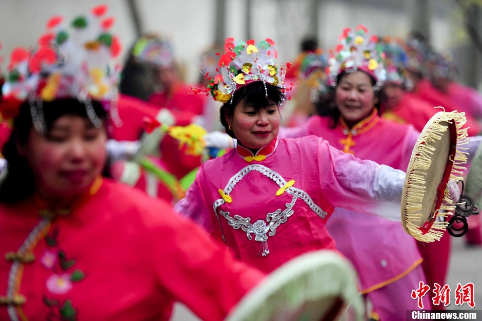 Le 23 janvier 2013 dans le jardin Daguanyuan (Jardin du Pavillon rouge) à Beijing, des danseuses répètent leur showTaiping Tambour (Tambour de la Paix). (Photo: CNS/Lu Xin)