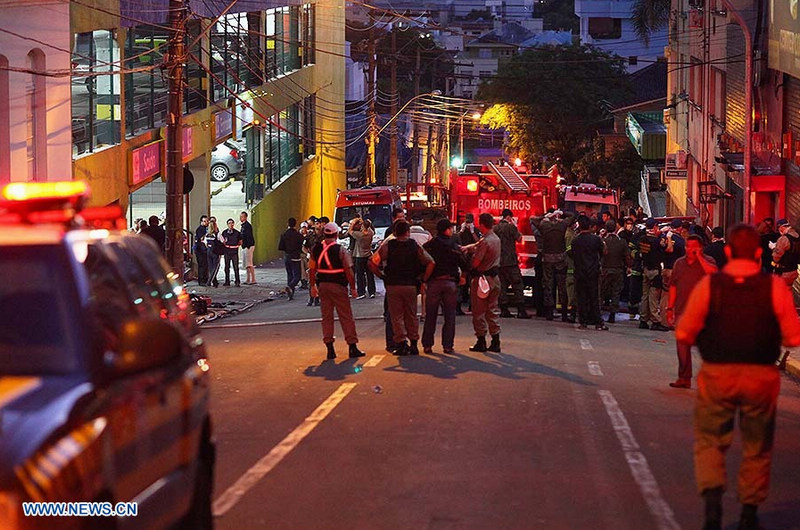 Incendie de la boîte de nuit au Brésil: 233 morts  (2)
