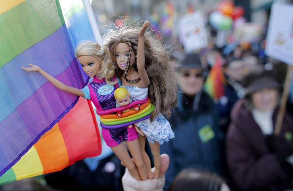 Des milliers de partisans du mariage homosexuel descendent dans la rue de Paris 