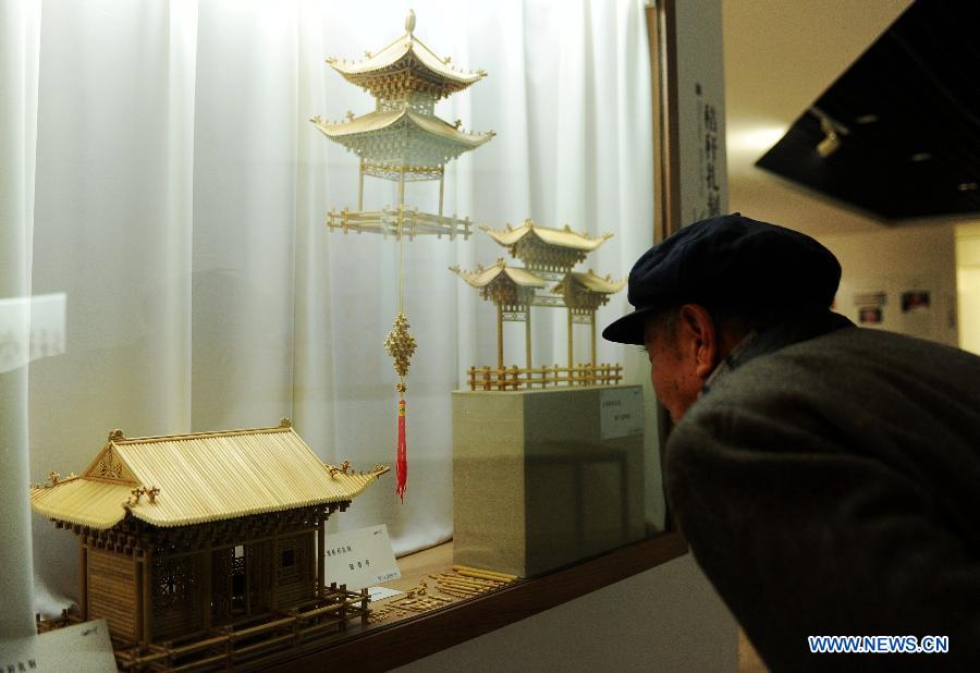 Un visiteur devant les objets artistiques présentés lors de l'Exposition de la culture traditionnelle chinoise ouverte à Shijiazhuang le 28 janvier 2013. (Xinhua/Zhu Xudong)