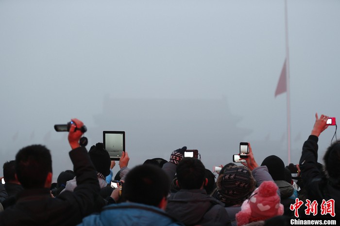 En images : l'épais brouillard recouvre la ville de Beijing (4)