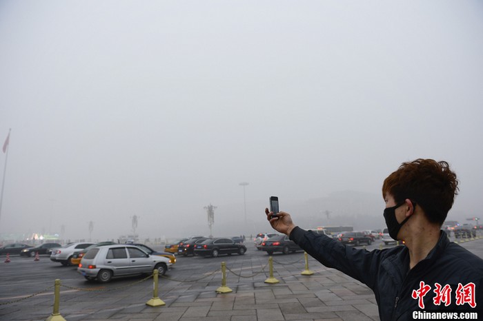 En images : l'épais brouillard recouvre la ville de Beijing (7)