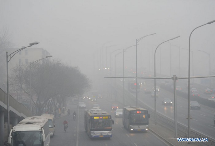 En images : l'épais brouillard recouvre la ville de Beijing (3)